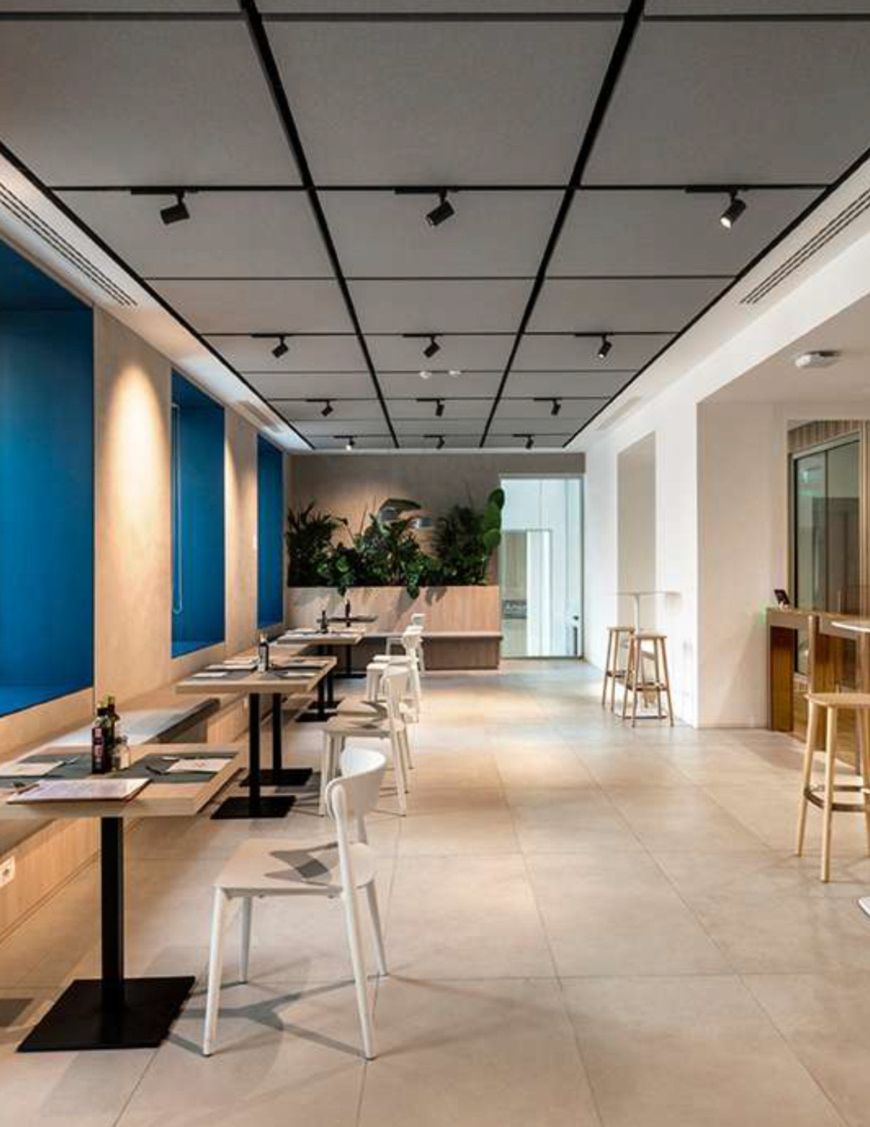 Pannelli acustici soffitto grigio Fonoquadro Fonolab in ristorante contract Milano