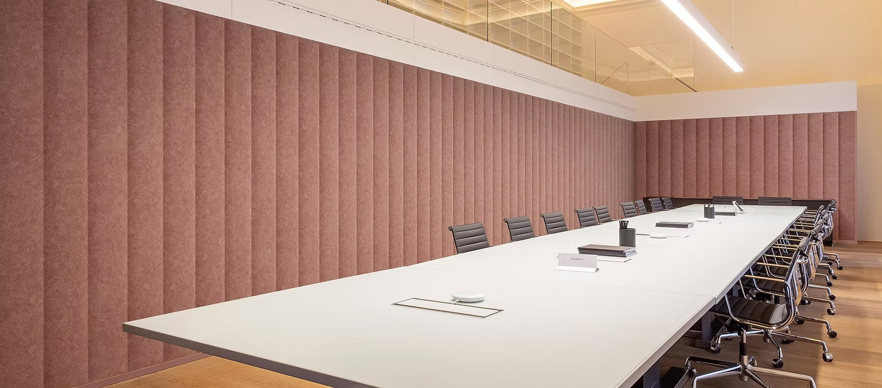 Boiserie acustica Fonoforma Mafalda fasce verticali sala riunioni correzione riverbero