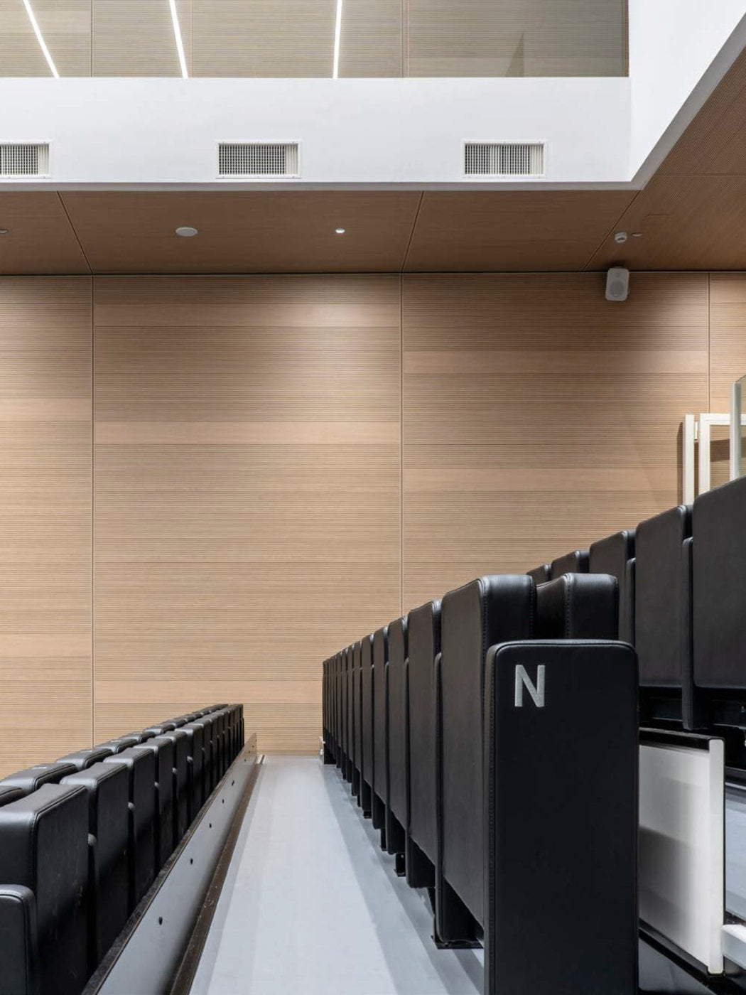 Rivestimento acustico Skema legno chiaro in contesto auditorium teatro