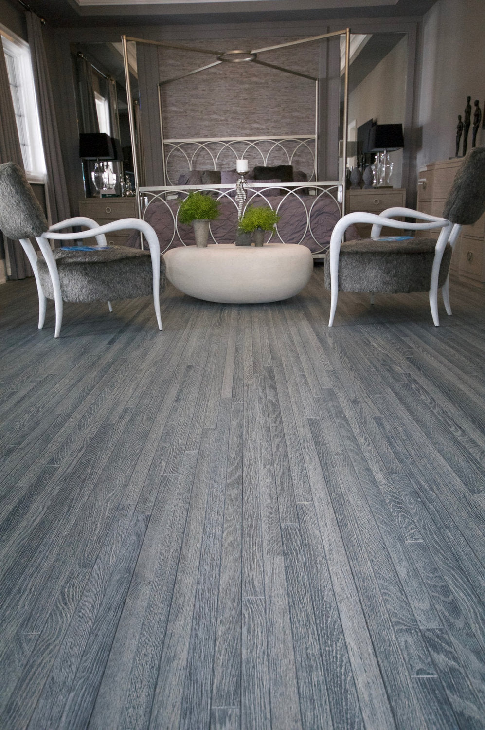 Parquet rovere grigio a doga stretta Stile in camera da letto, tono freddo contemporaneo