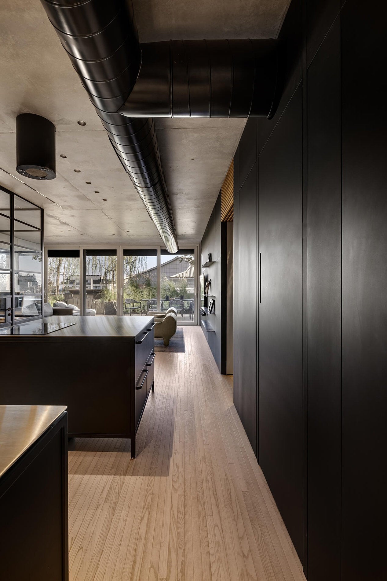 Parquet rovere LAB Strip Vodka Stile in cucina open space design industriale, listelli stretti naturali