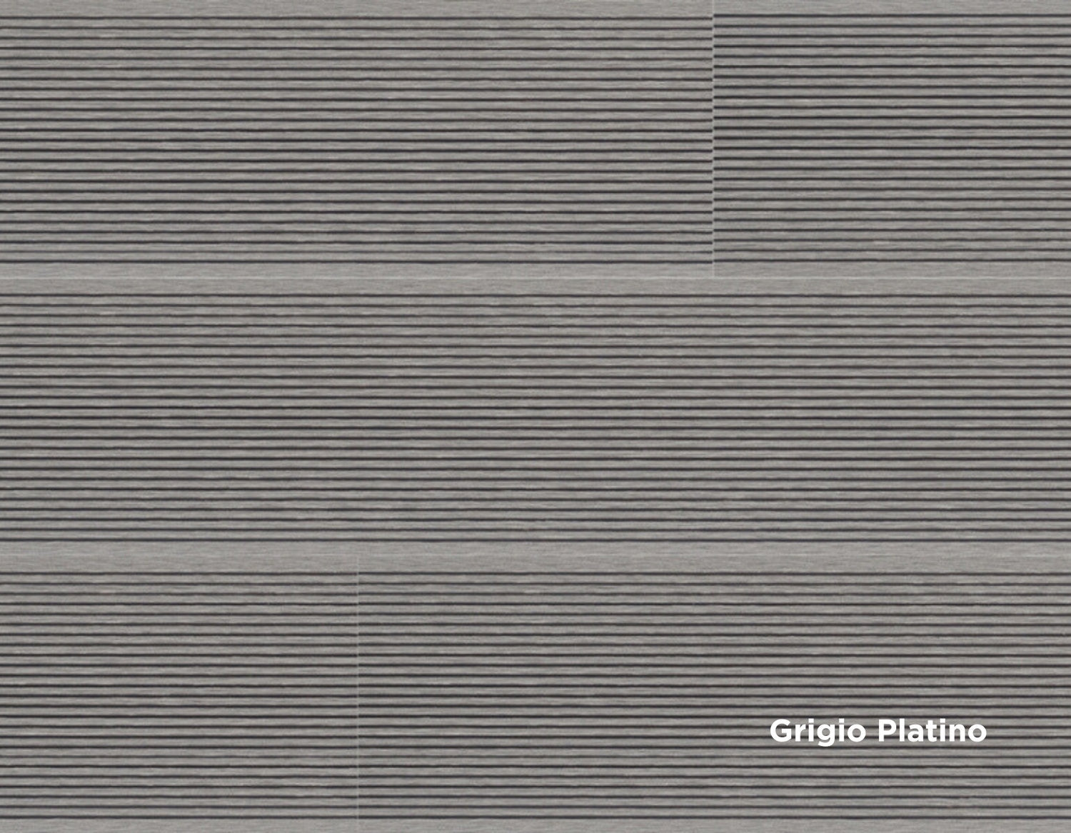 Dettaglio doga WPC Skema Marina Compact in finitura Grigio Platino, superficie rigata su entrambi i lati