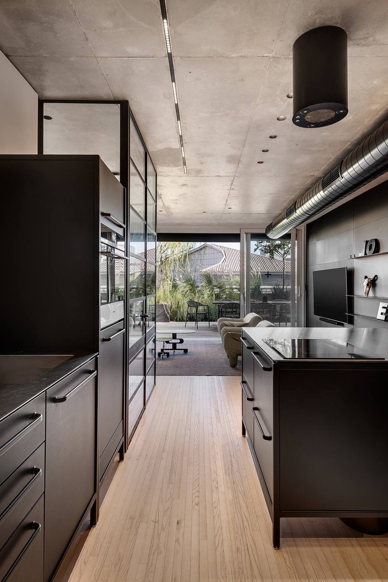 Parquet LAB Strip Vodka Stile rovere naturale chiaro in cucina con vista su terrazzo, Made in Italy