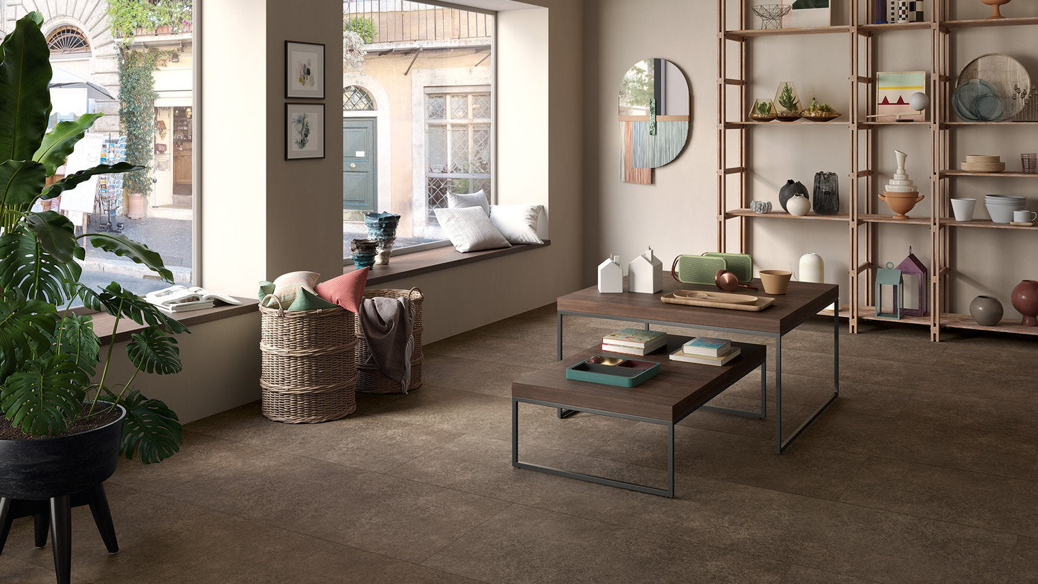 Pavimento SPC Flow+ XL Tile Vesuvio bruno scuro effetto pietra, zona living con tavolini