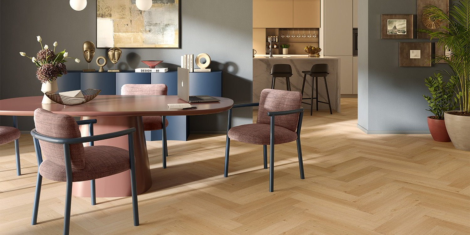 Interno con pavimento SPC Flow a spina, effetto legno chiaro, posa in ambiente living e cucina