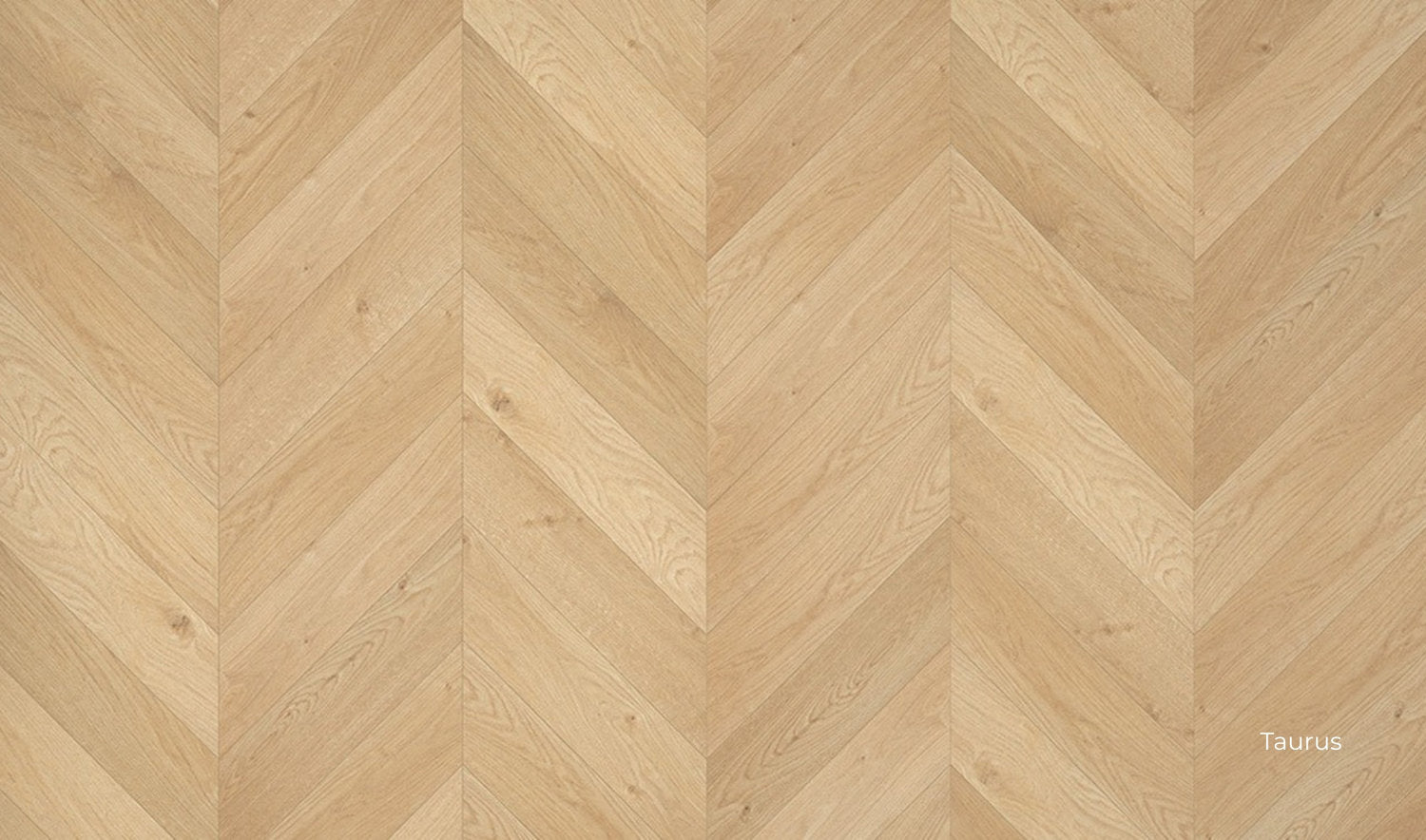 Pavimento SPC Flow a spina francese, effetto legno naturale, venatura visibile e finitura opaca