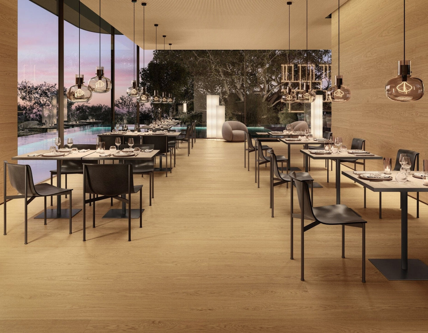 Sala ristorante elegante con pavimento in parquet, soffitto fonoassorbente e grandi vetrate