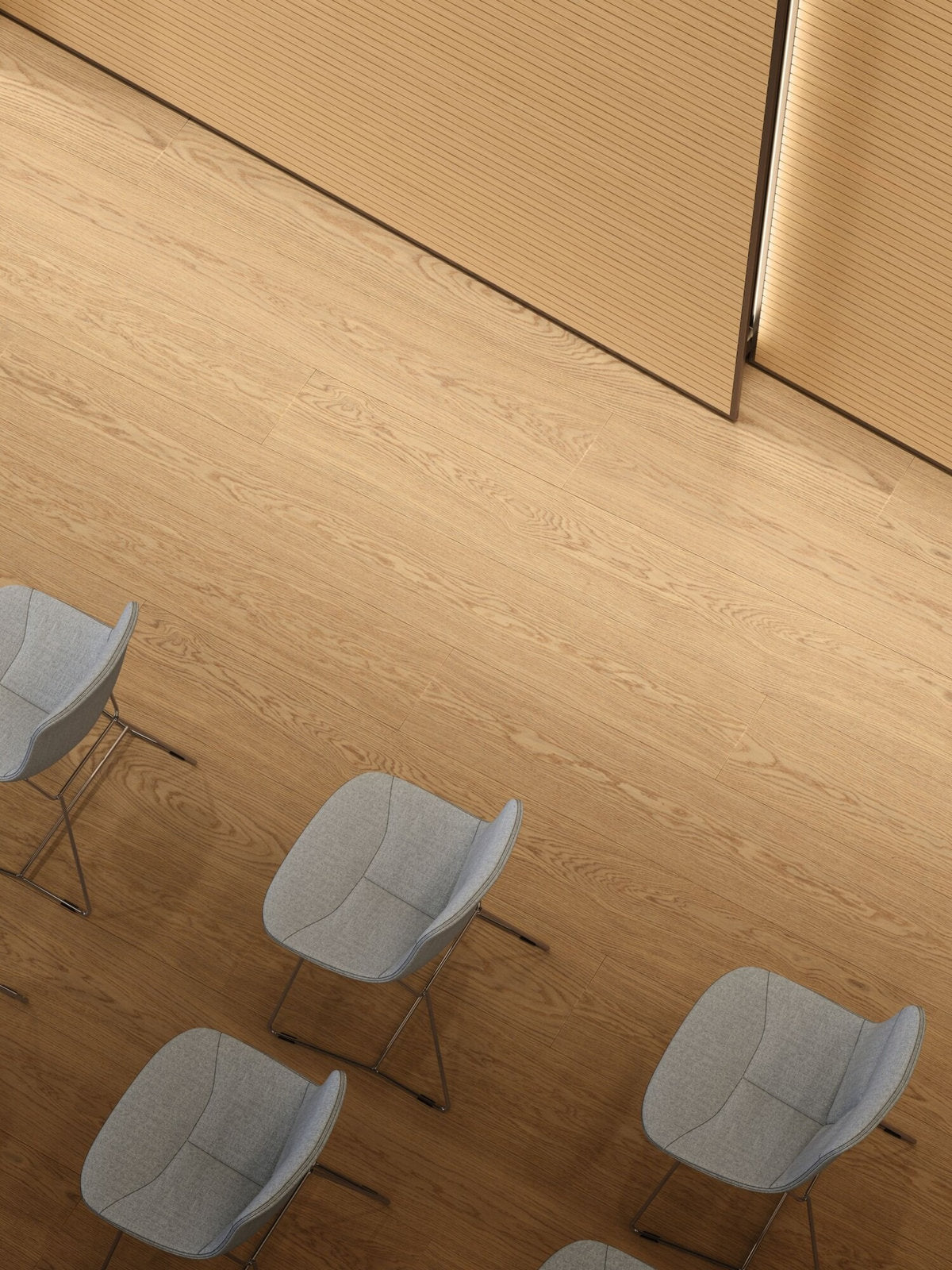 Pavimento Lumbertech 270 Rovere Conero posato in una sala conferenze con sedie grigie e pareti acustiche