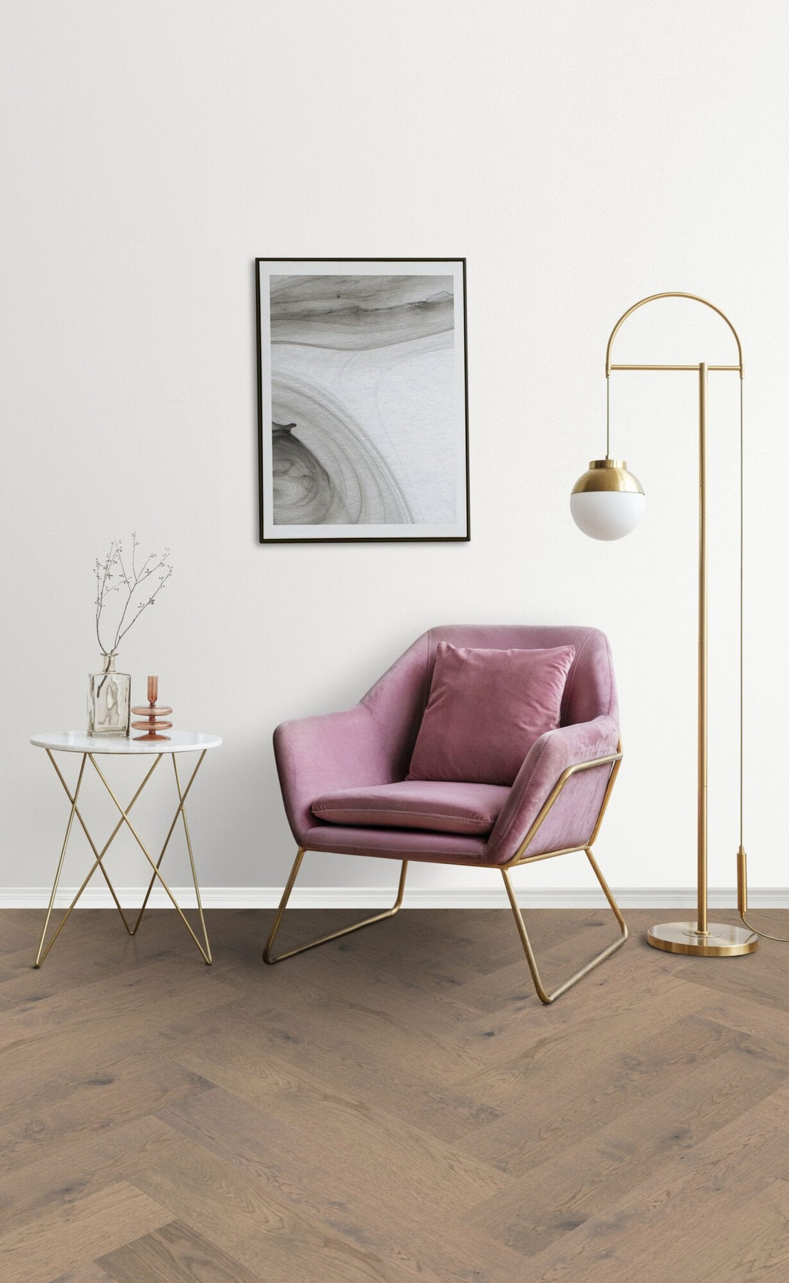 Angolo lettura con poltrona in velluto rosa, lampada in ottone e tavolino su pavimento Lumbertech S700 in Rovere Valsesia, posa a spina con effetto naturale.
