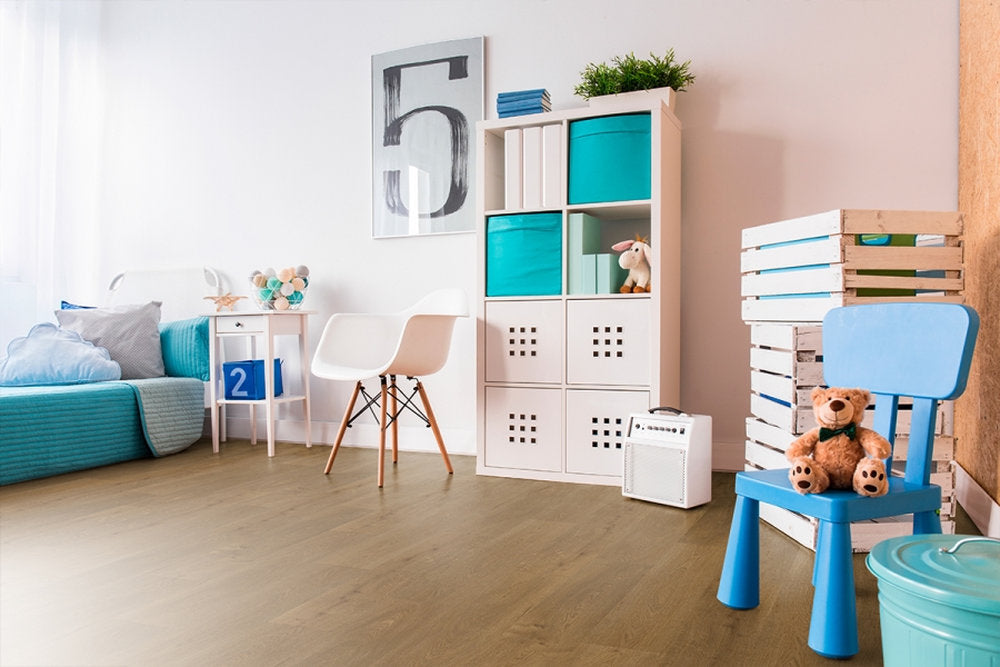 Camera per bambini con pavimento Starkc SPC Skema, finitura Coimbra dal tono caldo e superficie materica