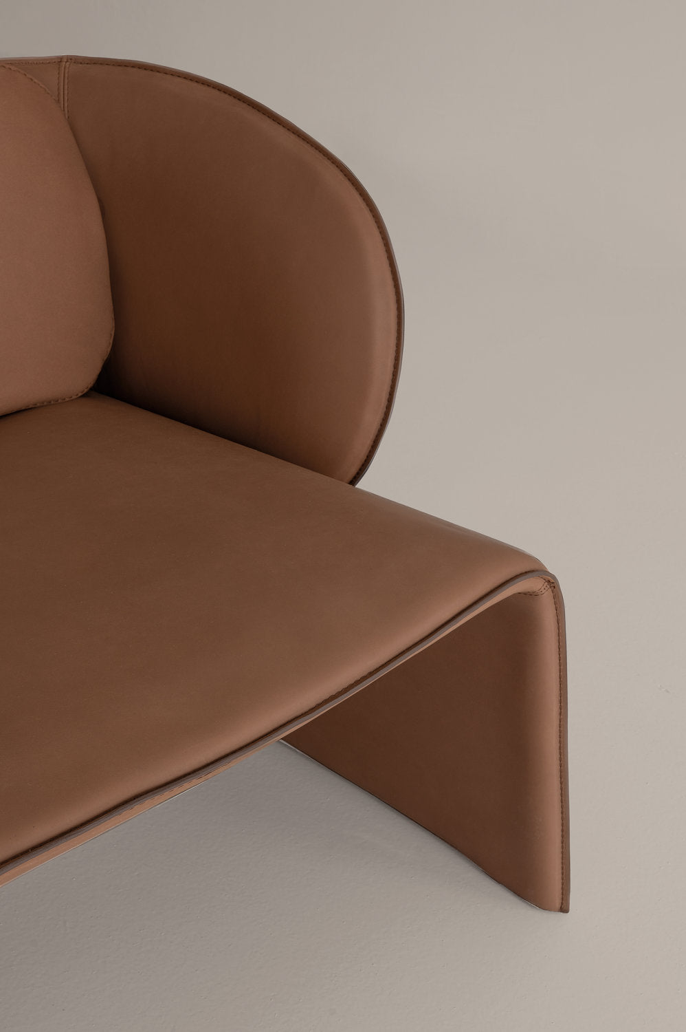 Dettaglio di seduta con tagli a vivo della poltrona in pelle Knight di Cierre