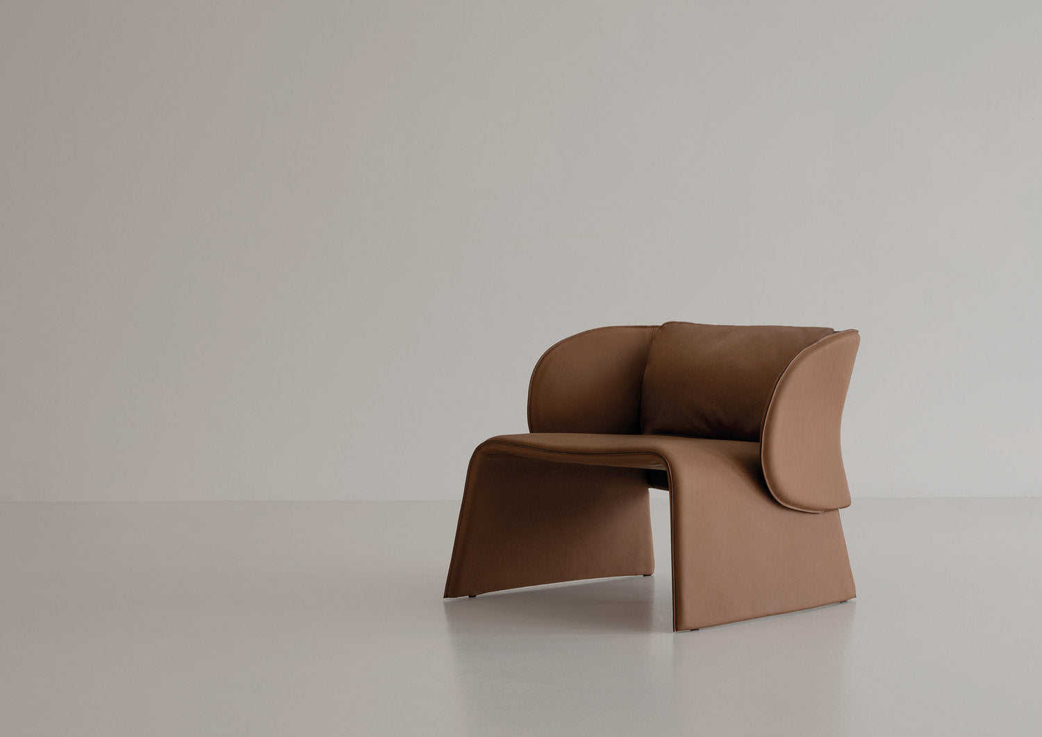 Poltrona in pelle con angoli a vivo Knight Cierre1972 in ambiente minimale