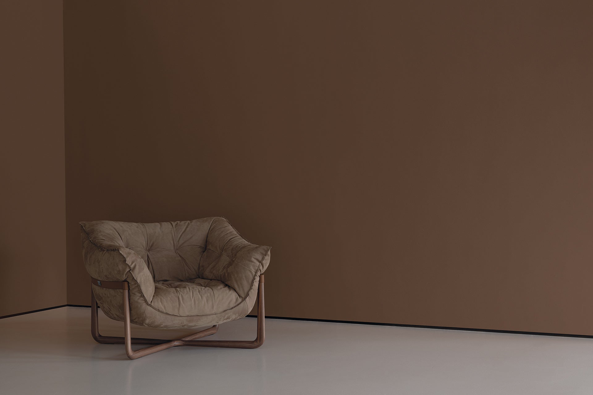 Poltrona Donald Cierre1972 in pelle con base in legno incrociato