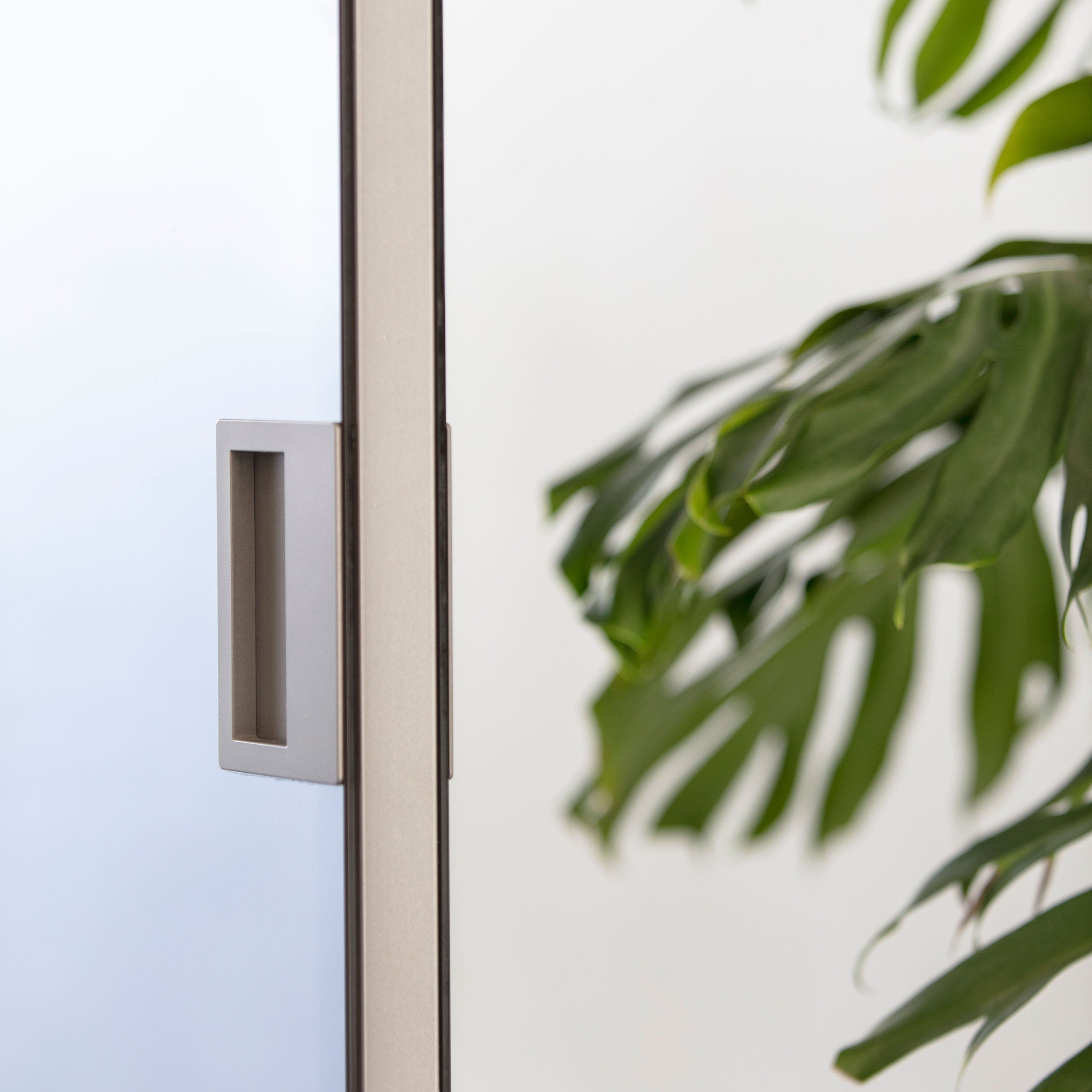 Viva Porte Como, maniglia a incasso su porta scorrevole in vetro con profilo in alluminio