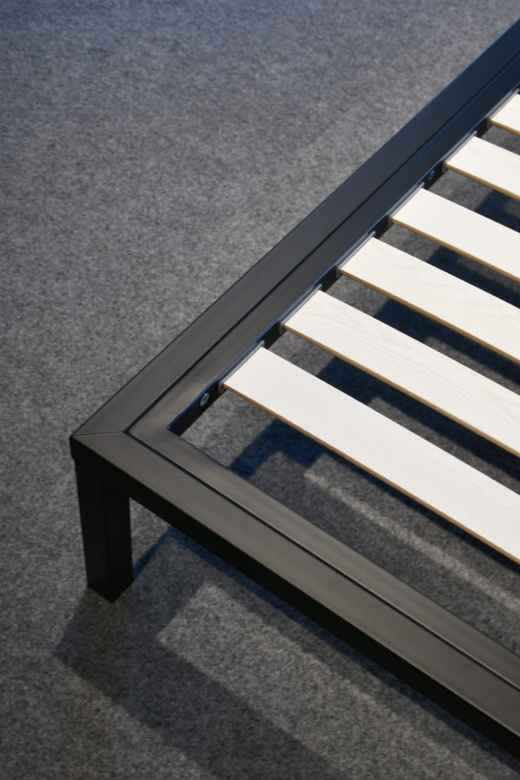 dettaglio struttura letto xam in ferro verniciato nero con doghe in faggio