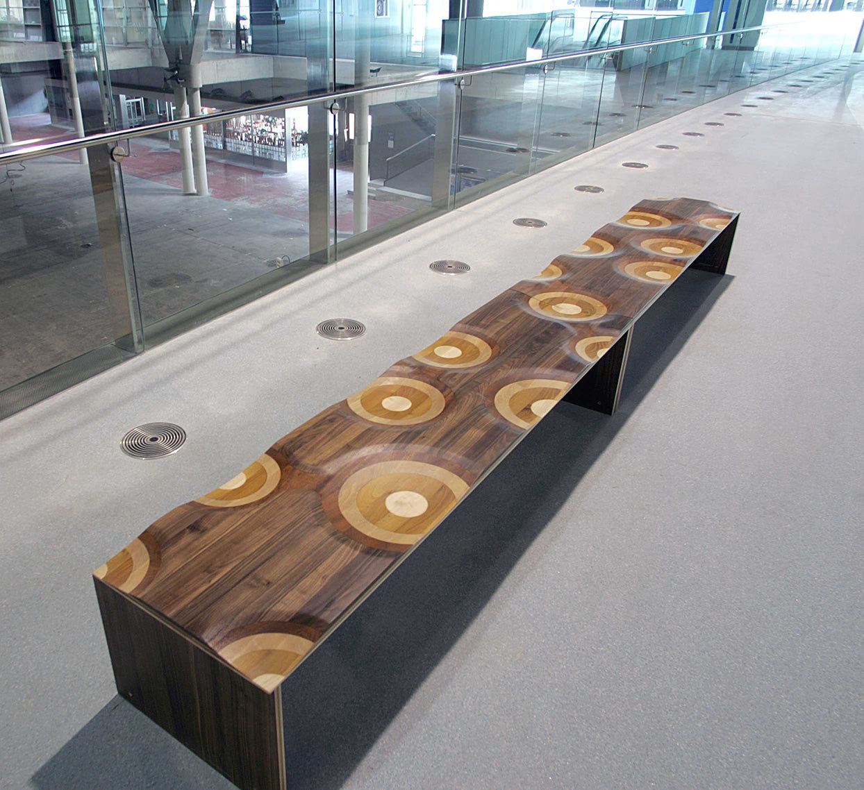 Ripples indoor panca in legno scolpita