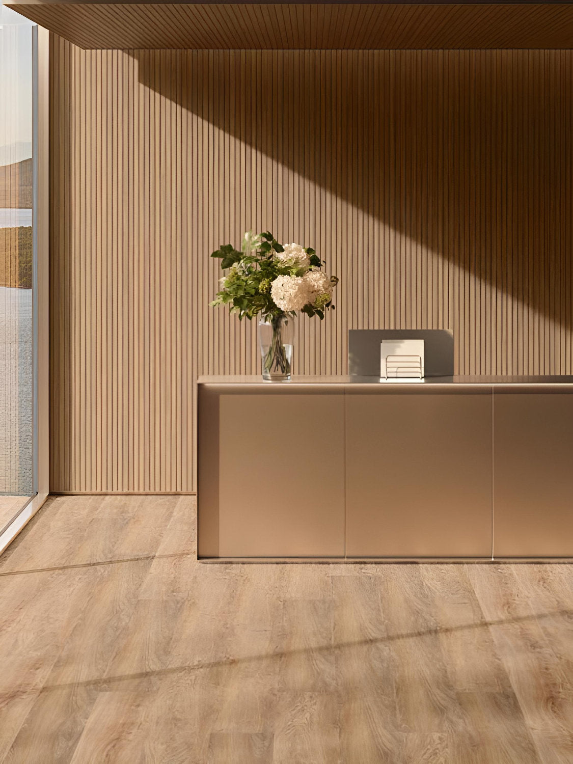 Rivestimenti fonoassorbenti per acustica in legno chiaro in contesto contract hotel