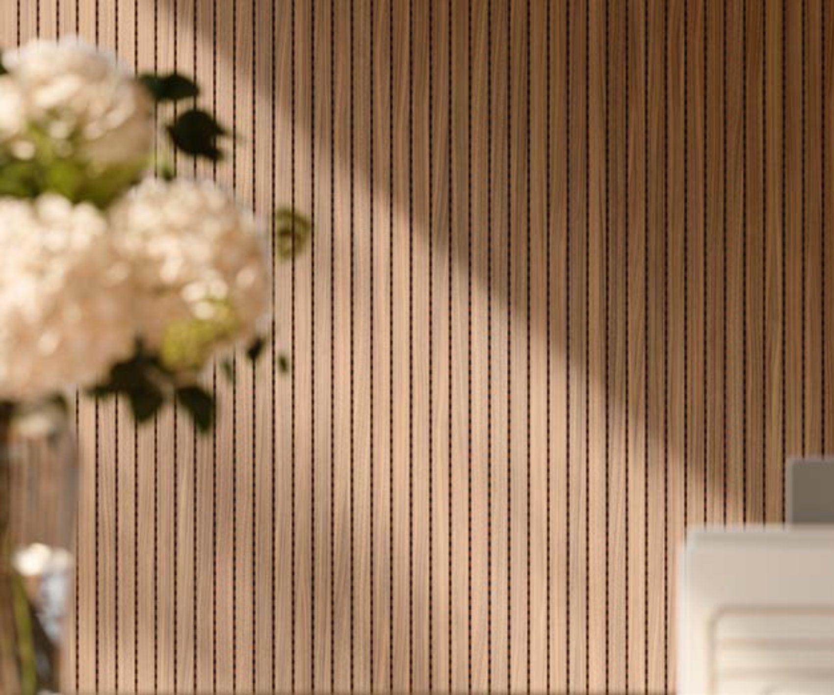 Pannelli acustici fonoassorbenti Skema a parete in legno chiaro motivo a righe