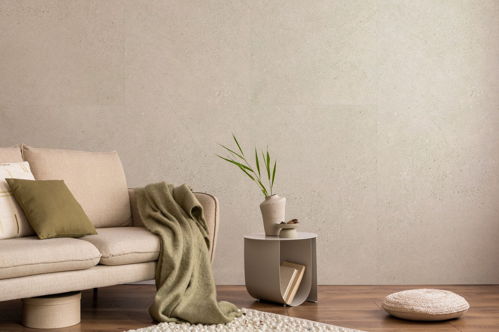 Soggiorno con rivestimento parete effetto graniglia Cotton Star KW Maxi Skema in grandi lastre