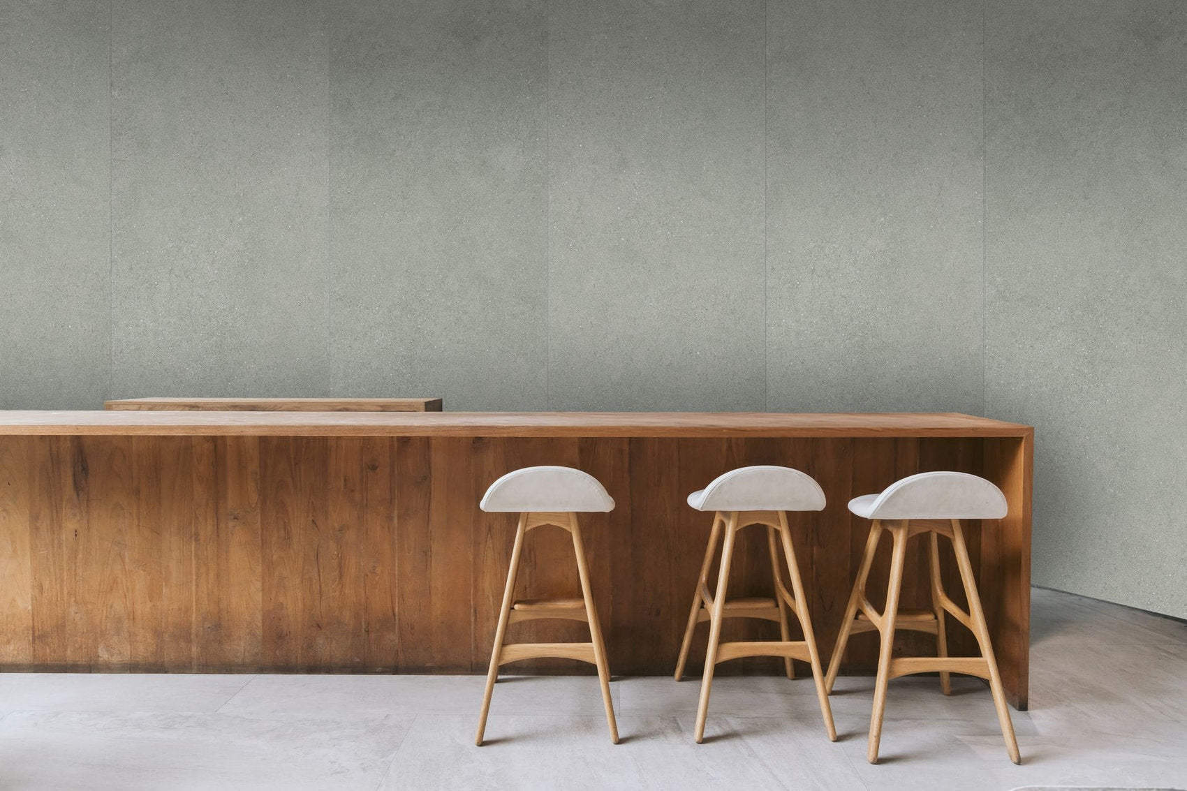 Cucina con rivestimento parete effetto graniglia Cloud Star KW Maxi Skema e bancone in legno