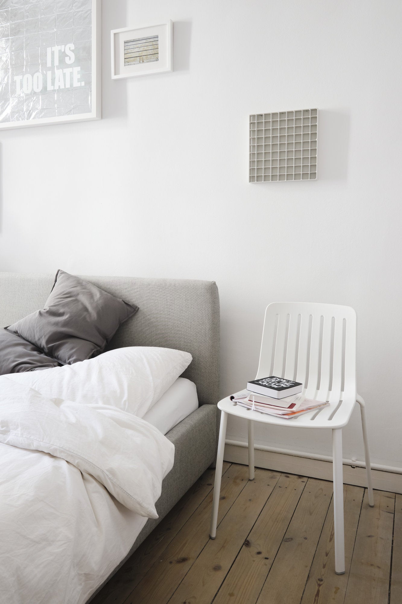 Sedia Plato Magis bianca in alluminio come comodino minimal in camera da letto design contemporaneo