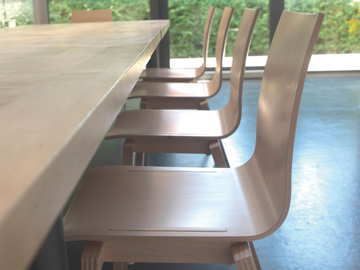 Sedie Stockholm TON in legno chiaro abbinate a tavolo da pranzo, design scandinavo per interni contemporanei.
