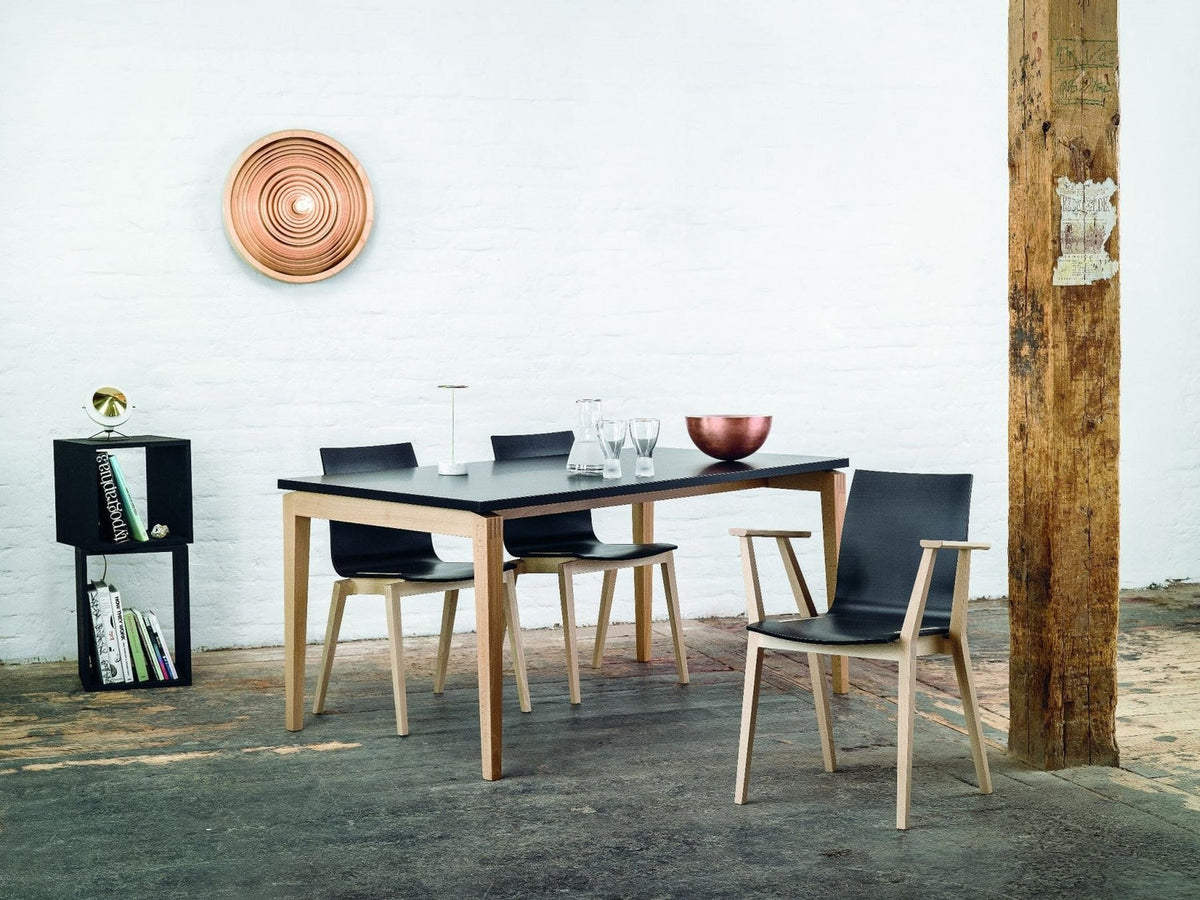 Sedie Stockholm TON in legno attorno a tavolo da pranzo, ambiente contemporaneo dal gusto nordico.