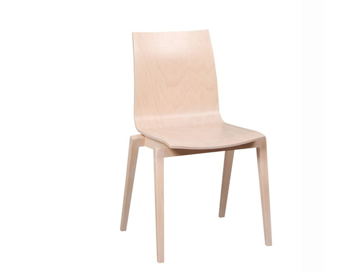 Sedia Stockholm TON in legno chiaro su fondo bianco, linee minimal e schienale sottile.