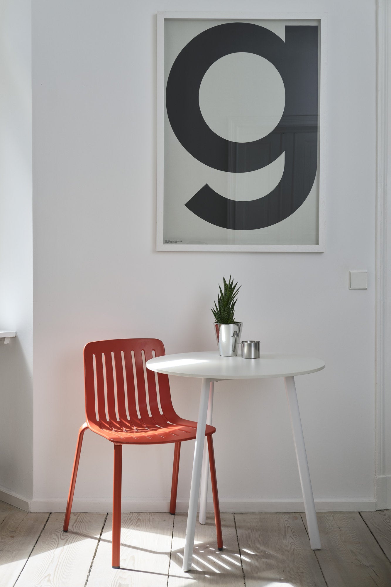 Sedia Plato rossa Magis alluminio per interni con tavolino bianco design scandinavo minimalista
