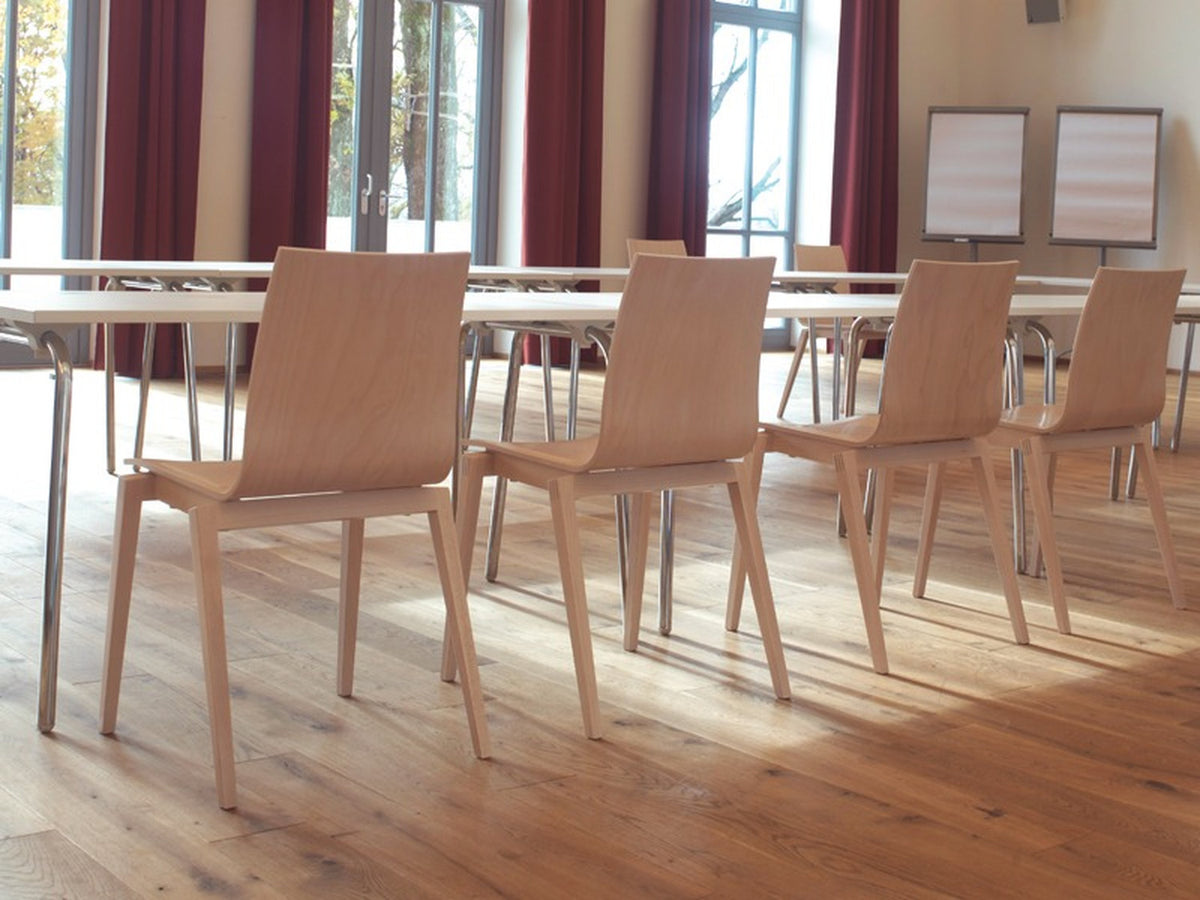 Sedie Stockholm TON in legno chiaro in sala riunioni, design minimal per spazi contract.