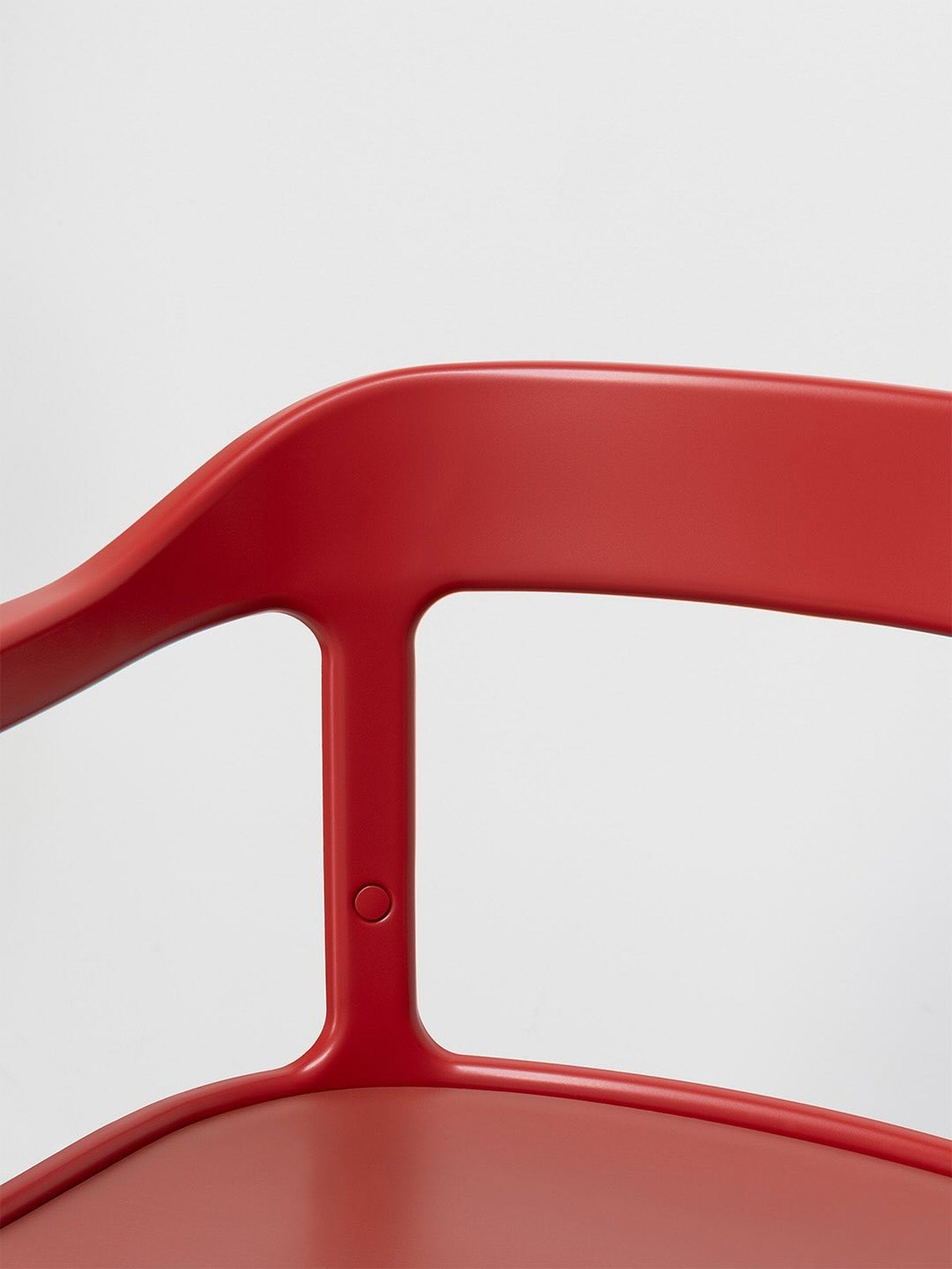 Dettaglio schienale curvato sedia Steelwood Magis in rosso full color