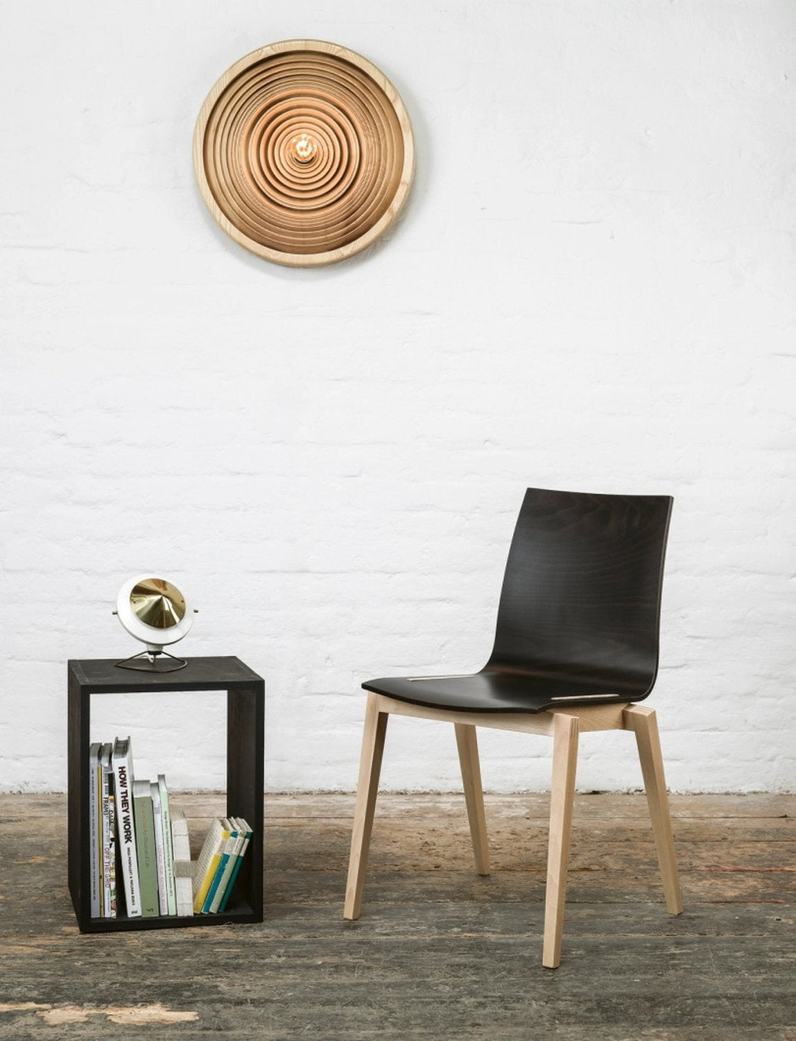 Sedia Stockholm TON con seduta scura e struttura in legno chiaro, design nordico essenziale.