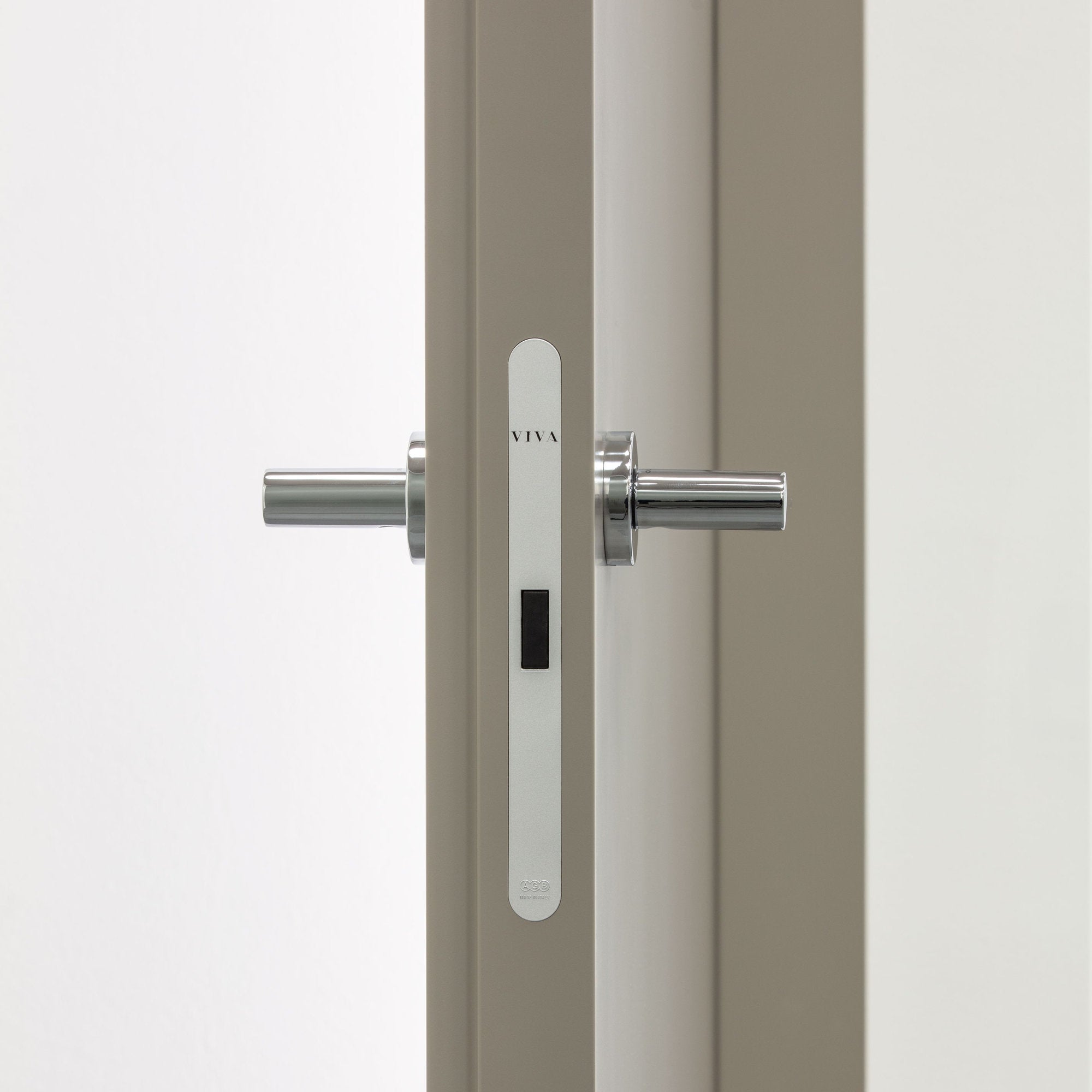 Dettaglio serratura magnetica porta battente Viva V1 con maniglia in acciaio