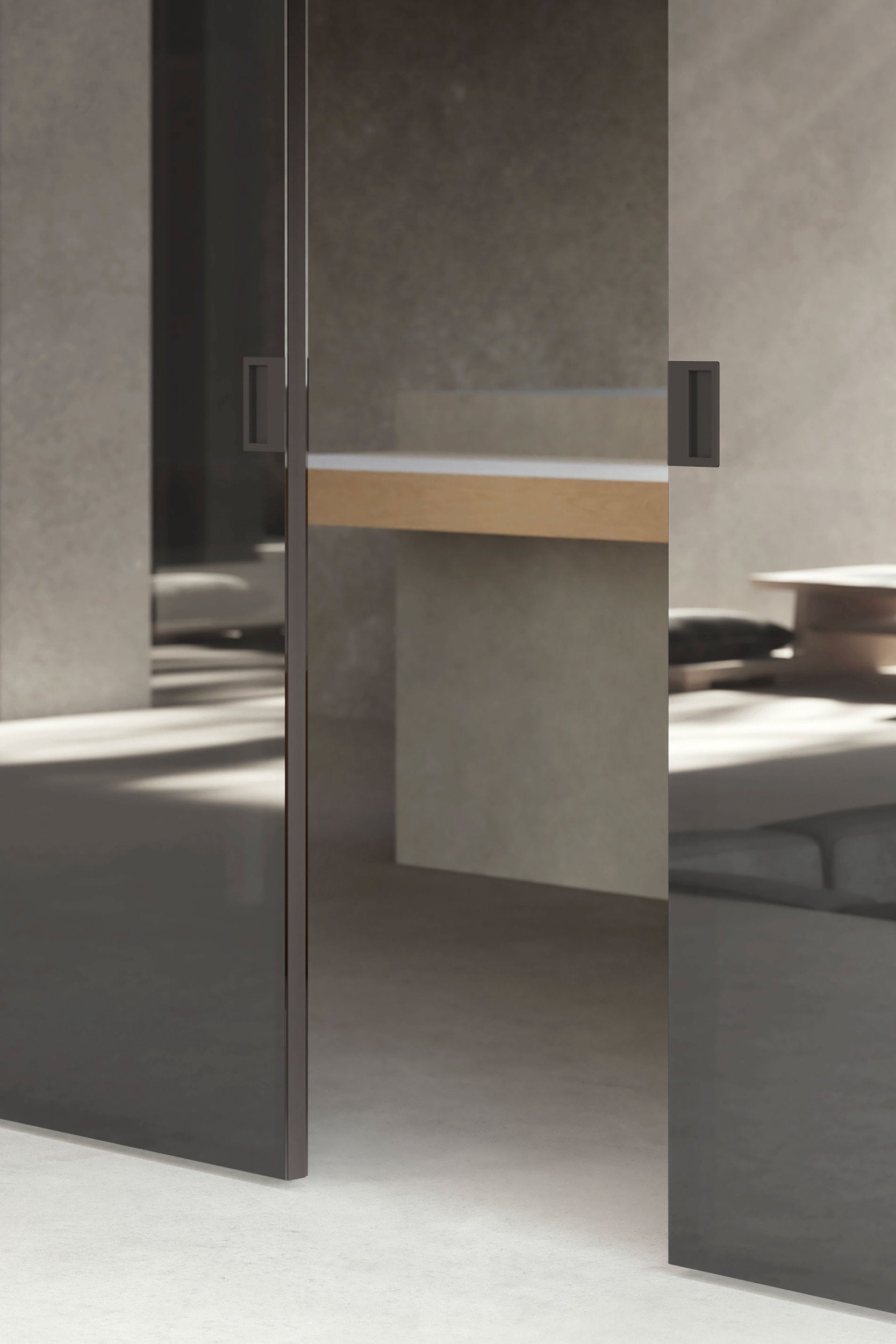 Viva Porte Como, vetrata scorrevole in vetro specchiato con apertura centrale e maniglie a incasso