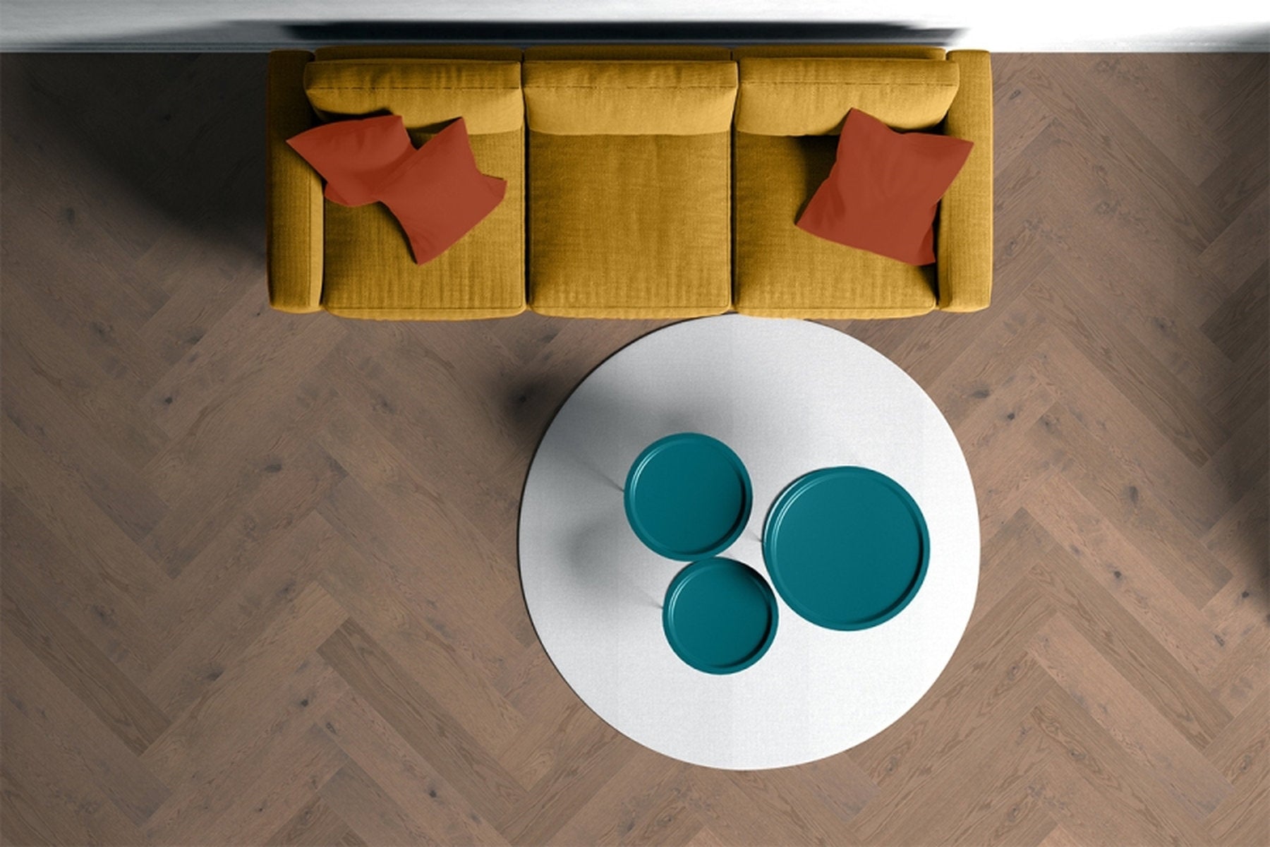 Vista zenitale di un living con divano senape e tavolino su pavimento con posa a spina italiana di Skema