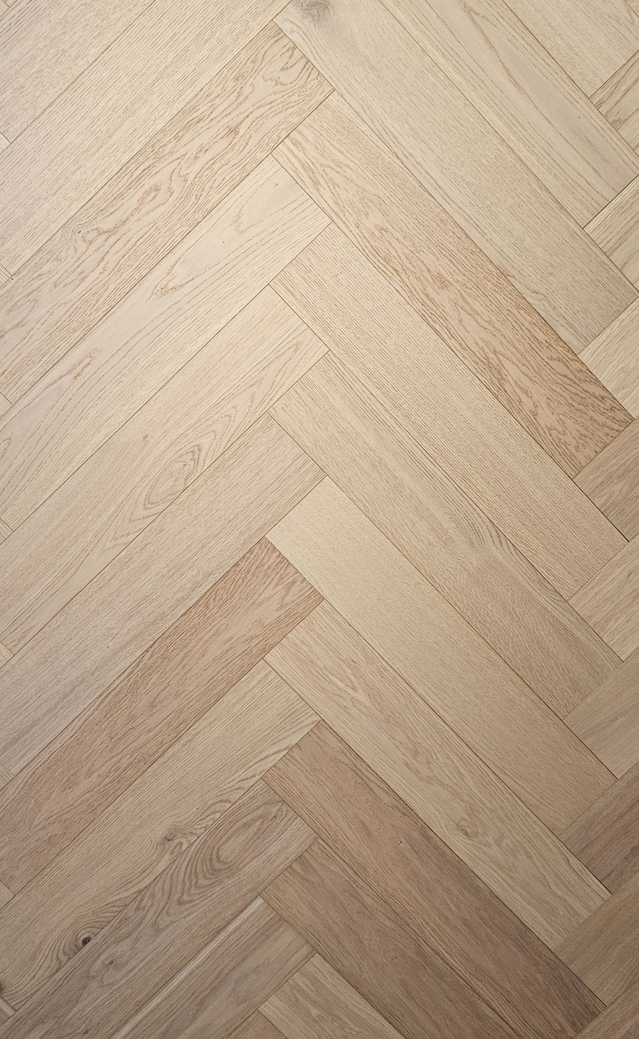 Vista zenitale di pavimento a spina italiana in legno Lumbertech S700 di Skema