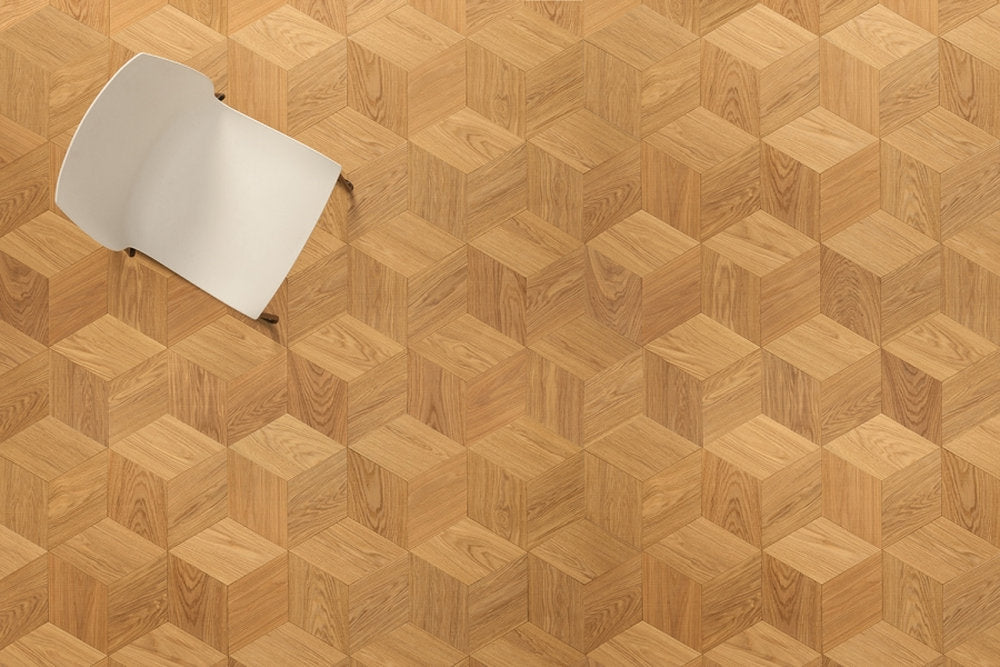 Pavimento Yles Hexagon in rovere finitura Natural con pattern cubico e sedia inclinata.