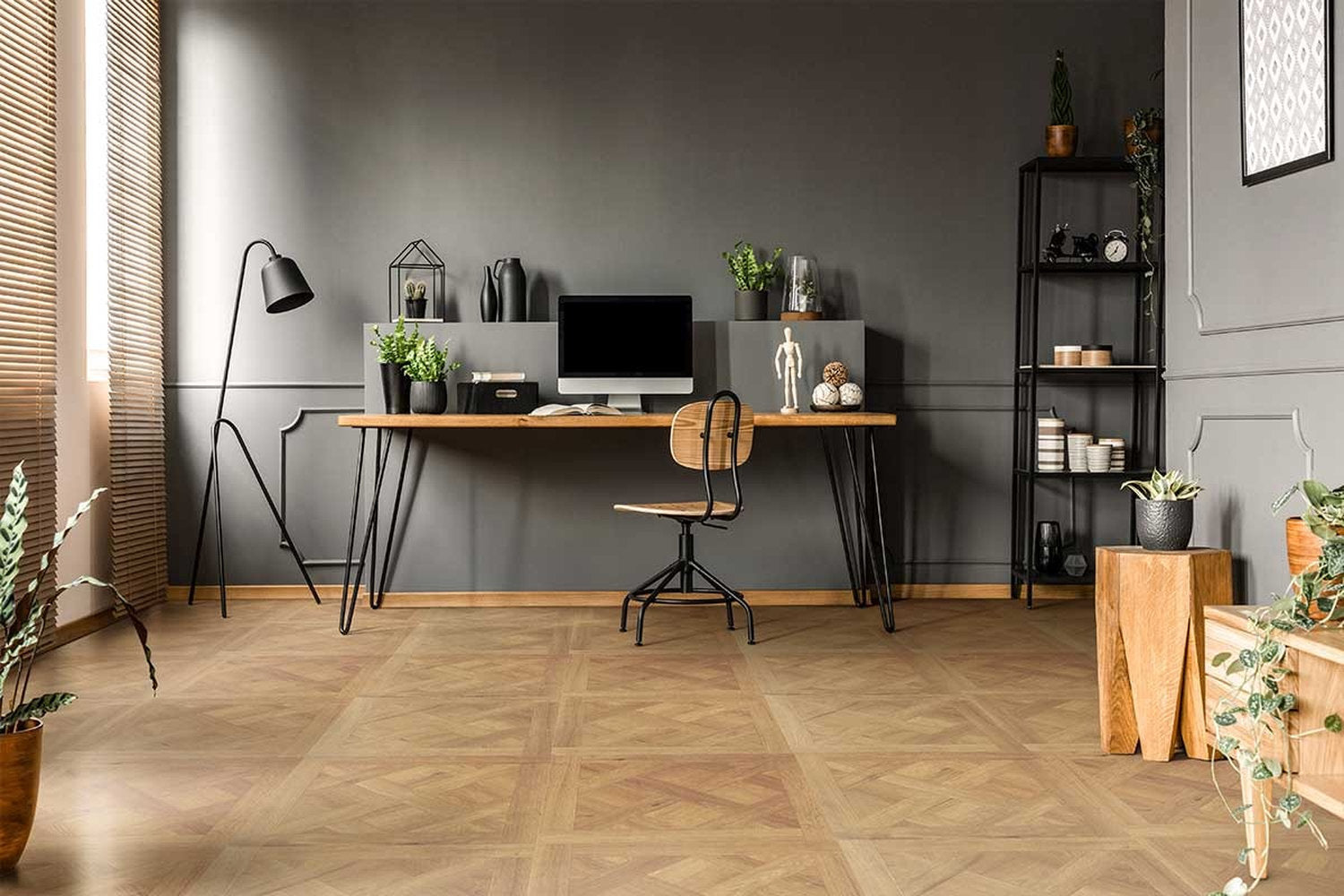 Studio moderno con pavimento laminato effetto rovere naturale posa Chateau della linea Syncro Parquet Skema