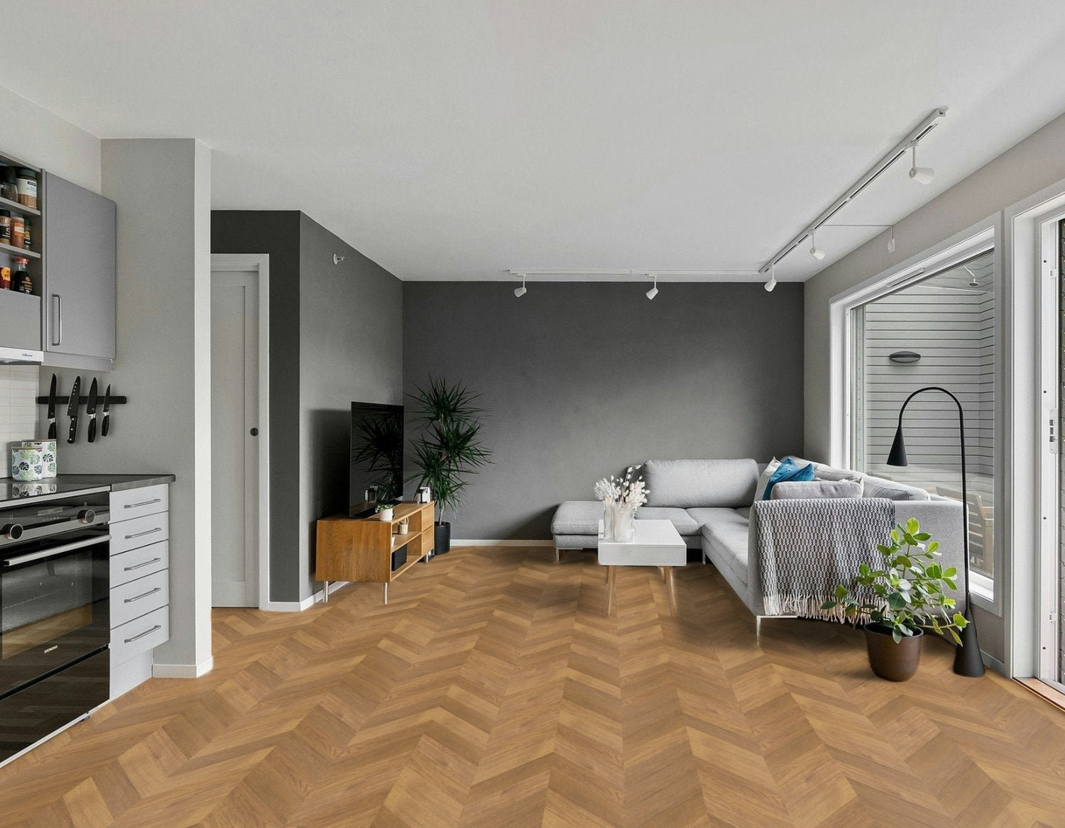 Open space moderno con cucina e zona living, pavimento laminato rovere naturale a spina classica Syncro Parquet Skema