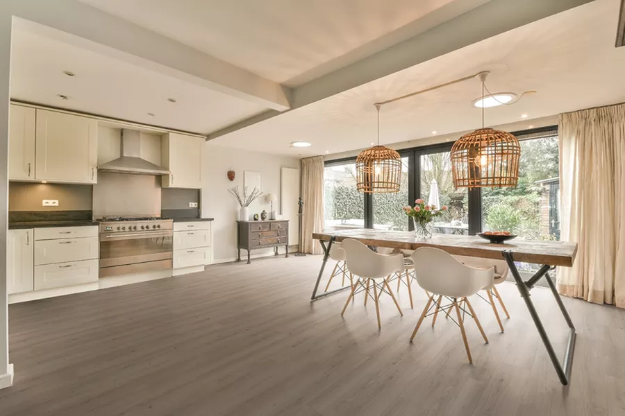Pavimento laminato effetto rovere chiaro Skema Prestige Gold Hydro finitura Quercia Montana in cucina con arredi in stile naturale e posa flottante