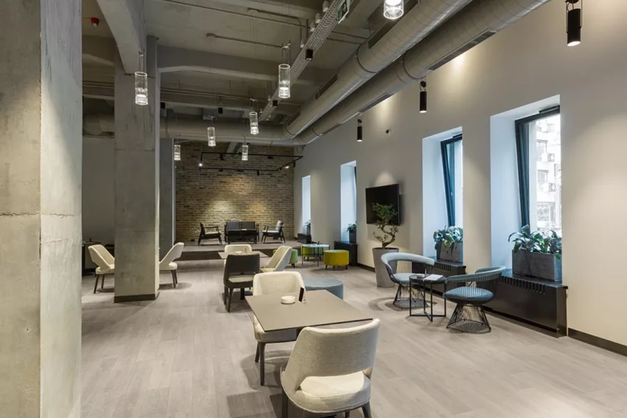 Pavimento laminato Skema Prestige Gold Hydro finitura Hop Oak in open space moderno, tonalità chiara con posa flottante e doga standard