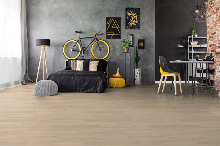 Interno contemporaneo con pavimento laminato Skema Prestige Gold Hydro finitura Rovere Francese, posa flottante e venature tono sabbia