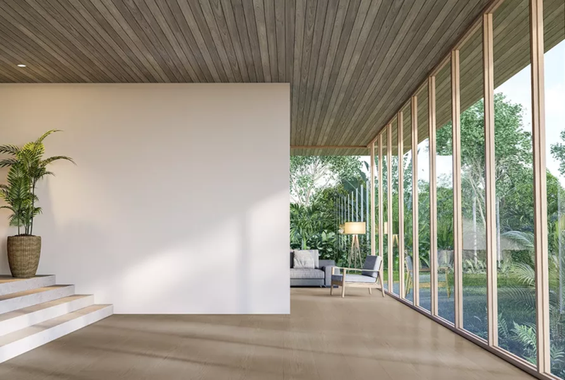 Ambiente moderno con pavimento laminato Skema Prestige L Alpaca Oak, grandi vetrate e finitura chiara effetto legno naturale, ideale per spazi luminosi e aperti