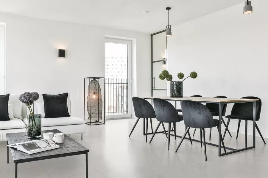 Zona pranzo moderna con pavimento laminato effetto pietra Vision Oxid Hydro Plus di Skema