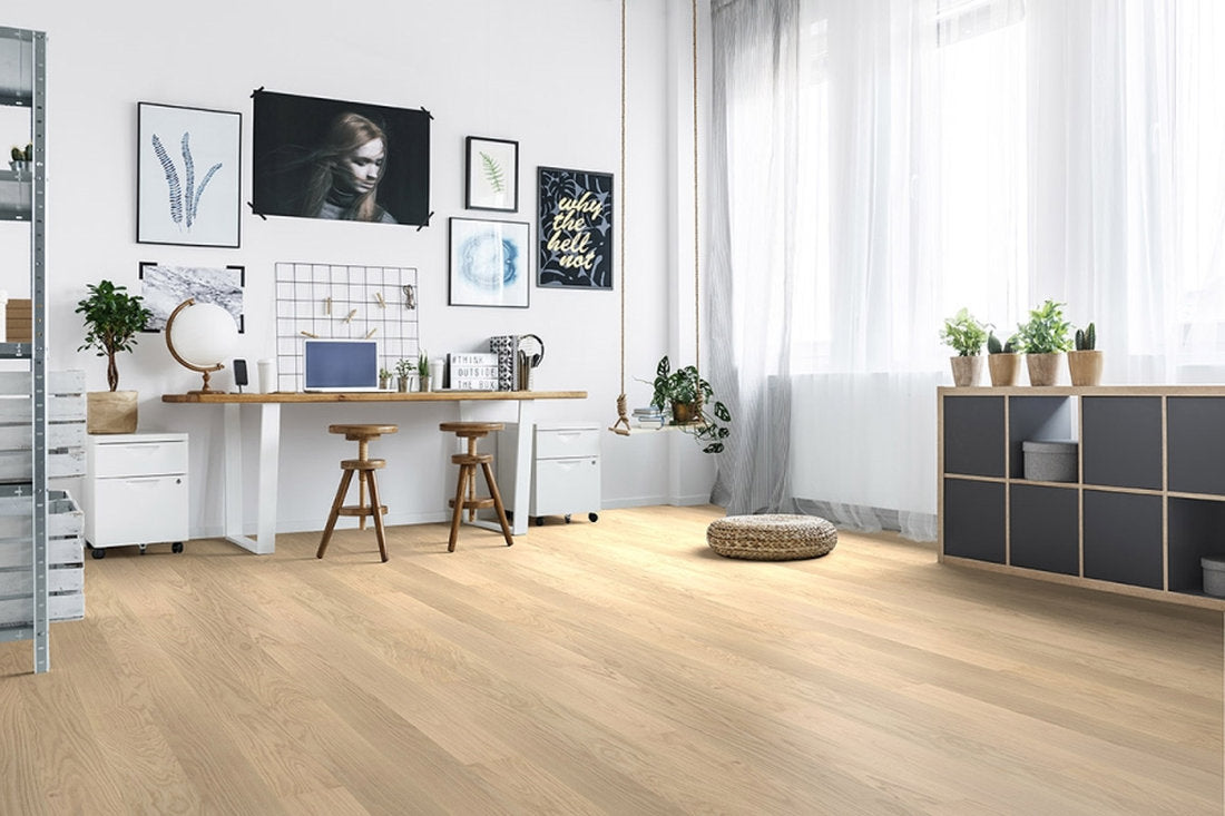 Interno luminoso con pavimento in Rovere naturale chiaro Palladio di Skema posato in ambiente home office