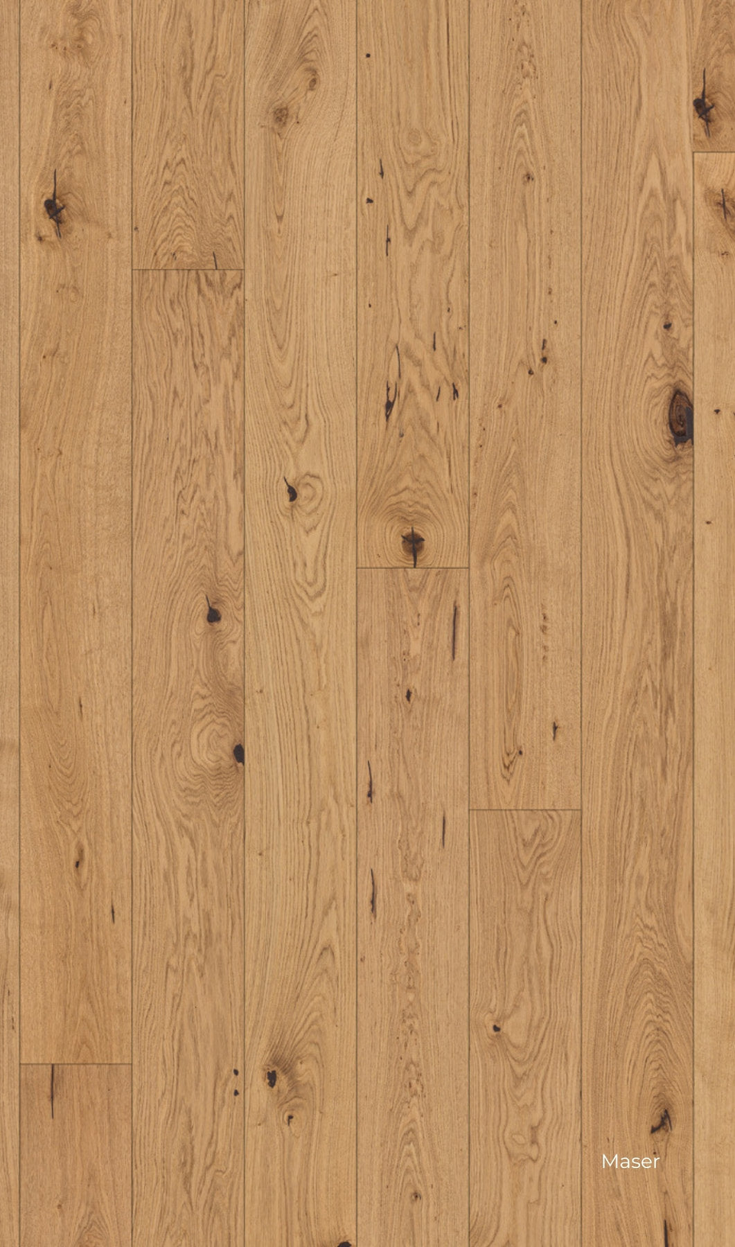 Parquet in rovere Maser di Skema con nodi evidenti e tonalità naturale, posa a doga