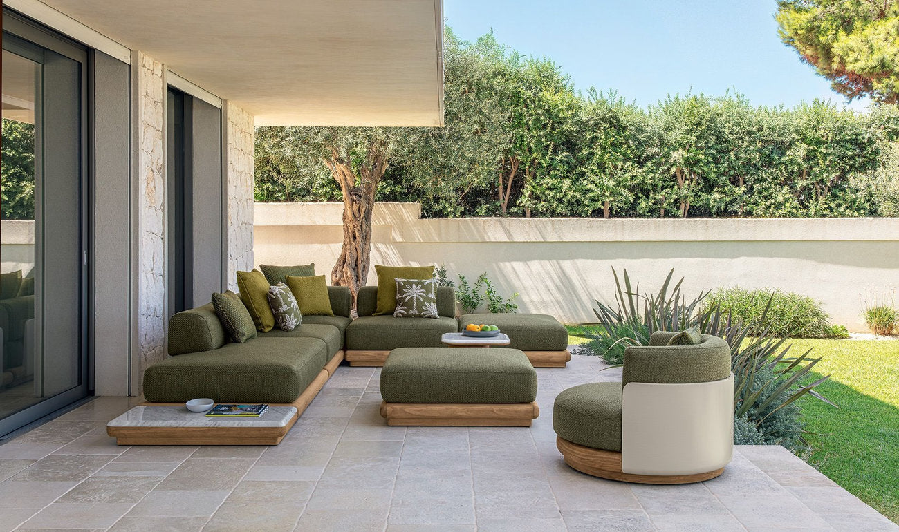 Divano modulare outdoor Itaca Talenti in tessuto verde per giardino e terrazza residenziale