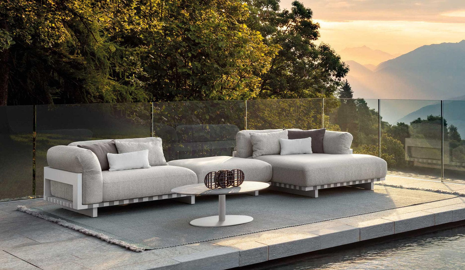 Divano modulare outdoor Talenti Argo Alu su terrazza, sistema componibile con sedute imbottite