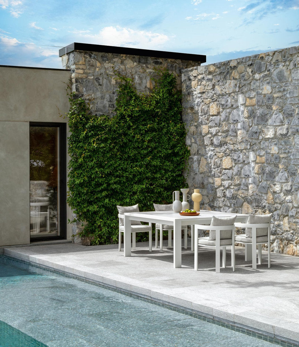 Tavolo outdoor Argo Alu Talenti bianco con sedie imbottite a bordo piscina in giardino contemporaneo
