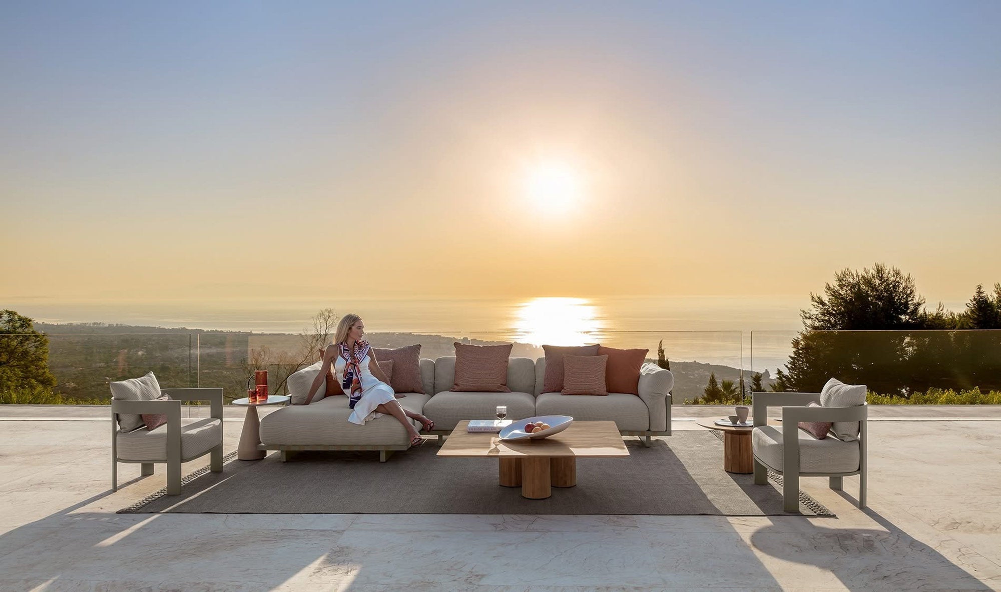 Divano e poltrone Talenti Argo Alu outdoor in alluminio con tavolino su terrazza